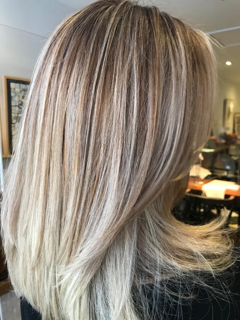 Natural-looking-Balayage-hair-with-soft-Highlights-technoque-Highlights-on-blond-hair