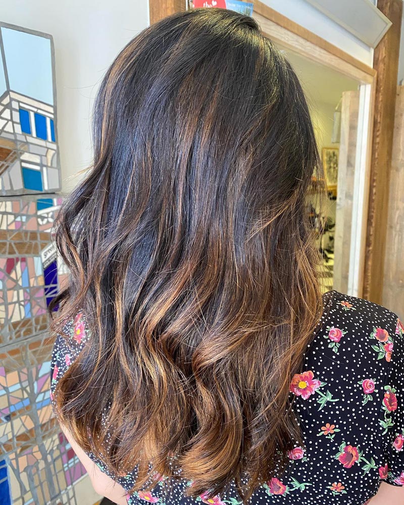 Natural-looking-Balayage-on-brunette-Brown-hair-with-soft-Highlights-technoque-Golden-Highlights-on-black-hair