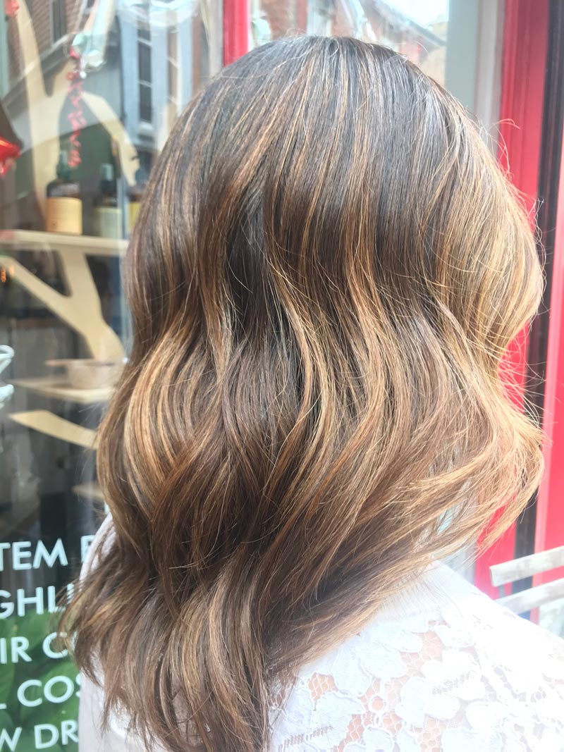 Natural-looking-Balayage-on-brunette-Brown-hair-with-soft-Highlights-technoque_Natural-Highlights-on-brown-hair