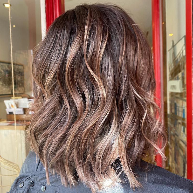 Natural-looking-Balayage-on-brunette-Brown-hair-with-soft-highlights-technoque-on-women