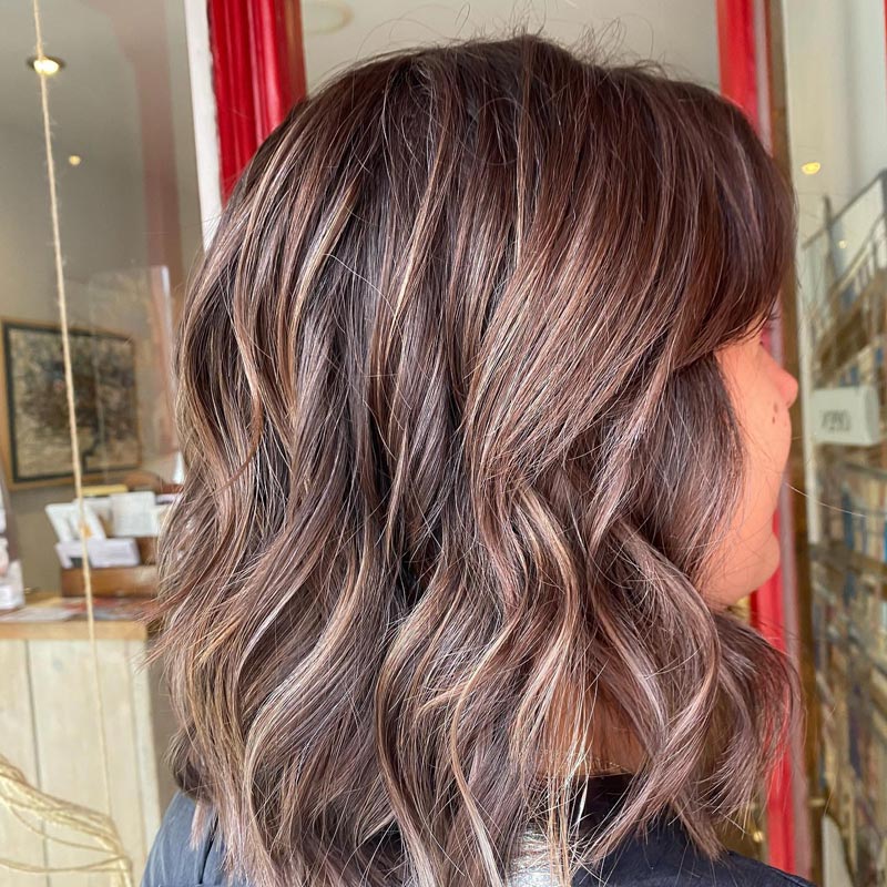 Natural-looking-Balayage-on-brunette-Brown-hair-with-soft-highlights-technoque